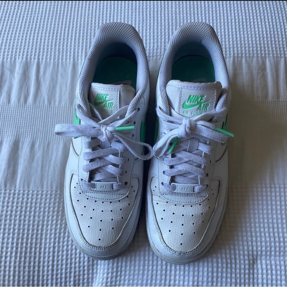 Nike Air Force 1 Shoes - Picture 2 of 3